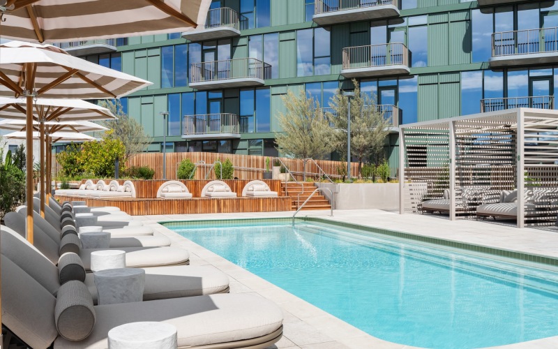 pool with seating